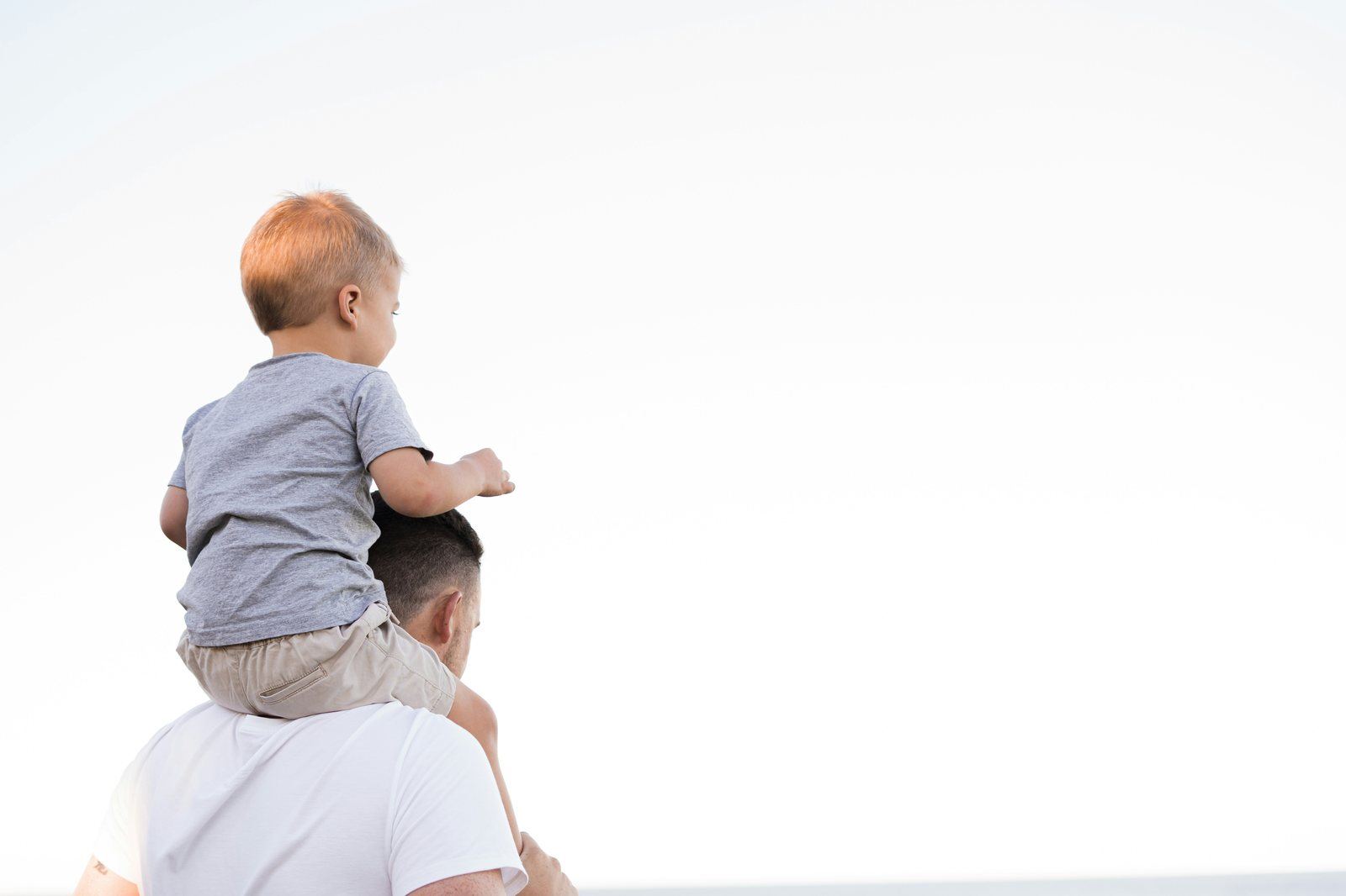 Papà che porta in braccio il suo bambino per illustrare il legame padre-figlio