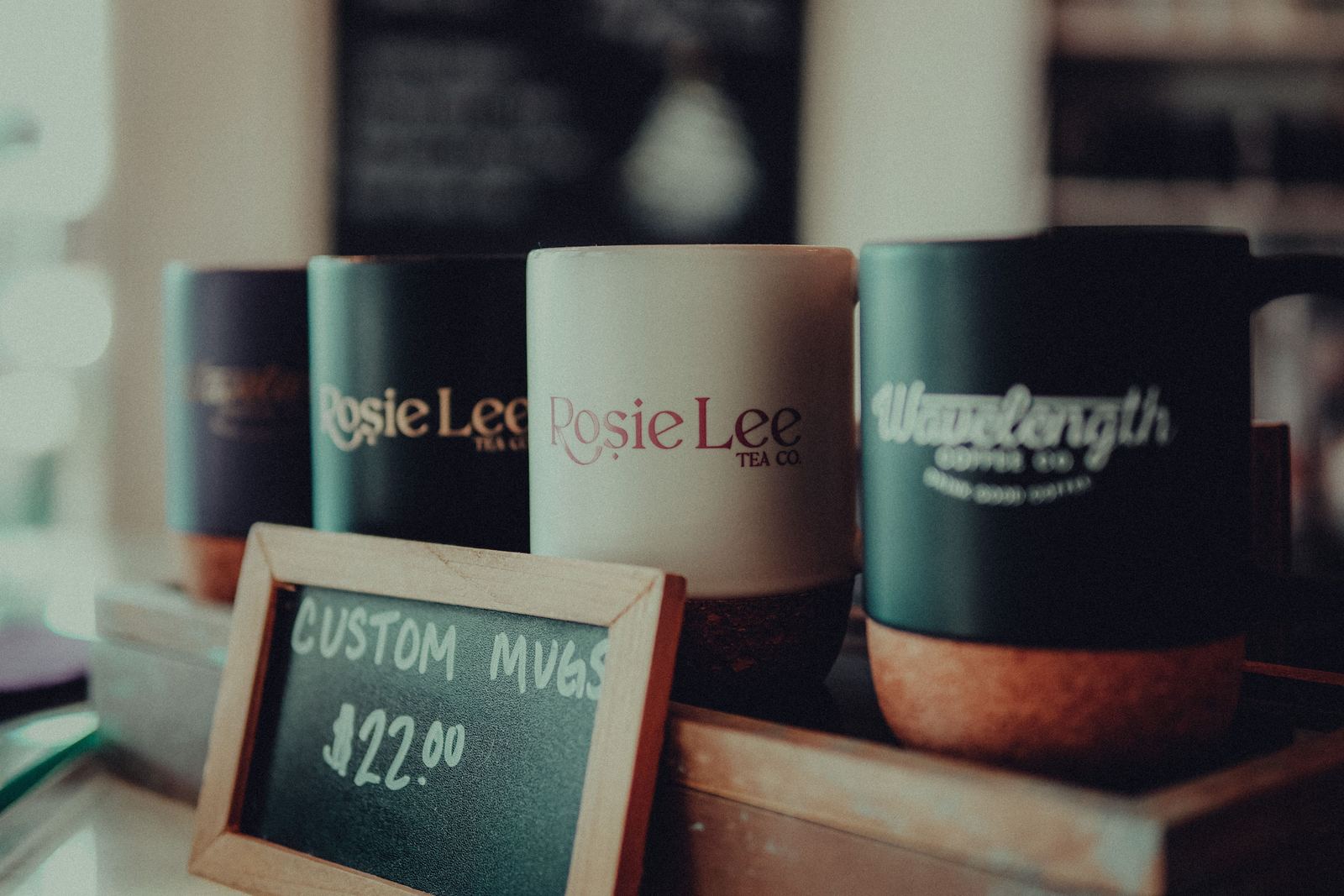 Mug personalizzabili esposti in un negozio