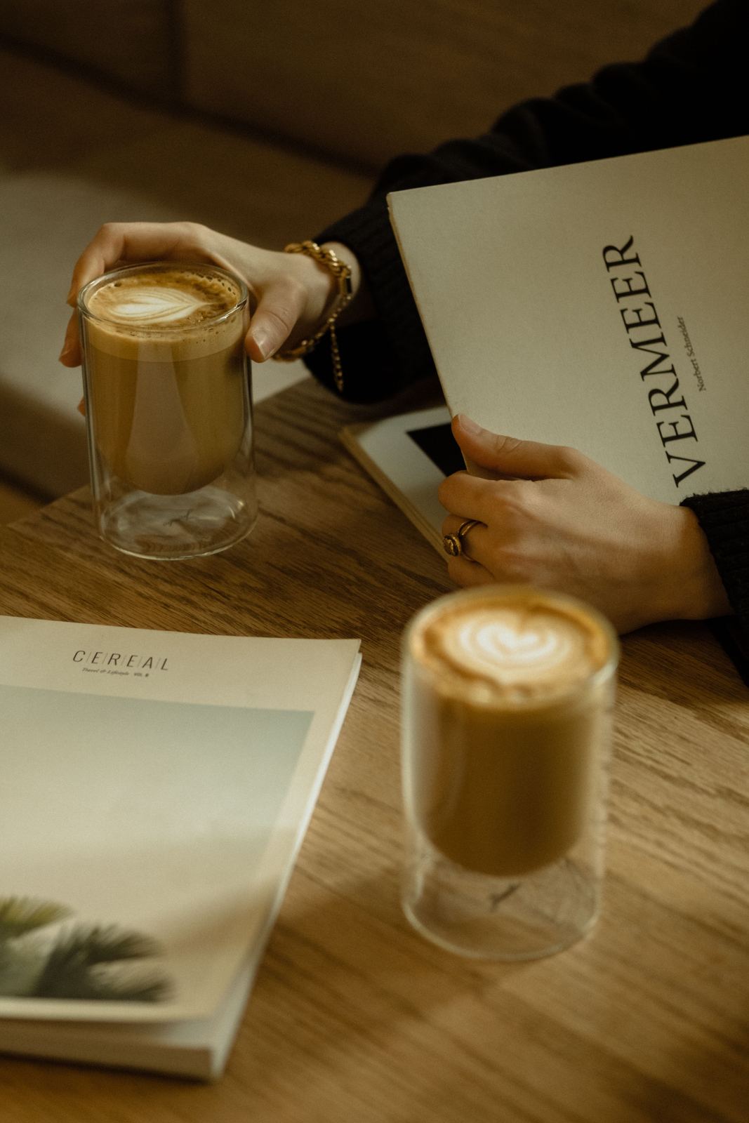 Caffè e libro come ispirazione regalo di compleanno accogliente per lei