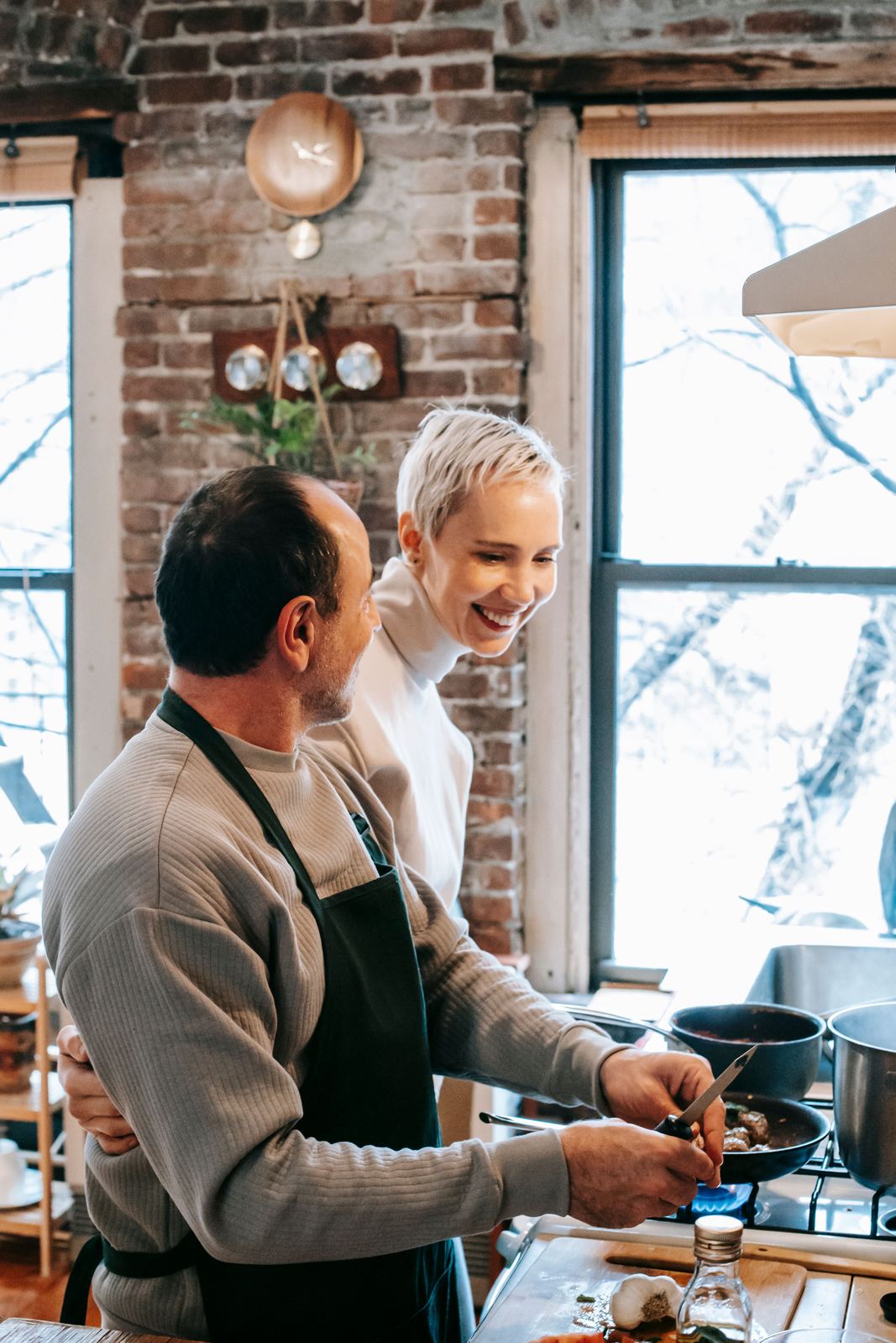 Coppia che cucina insieme come idea regalo esperienziale per lei