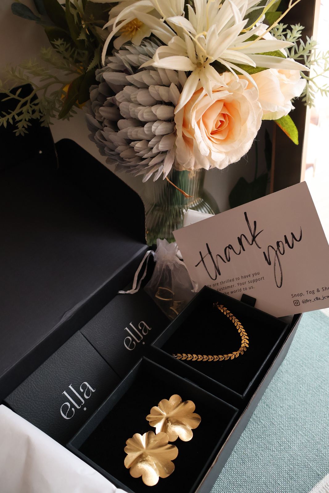 Elegante scatola regalo di gioielli con fiori per il suo compleanno