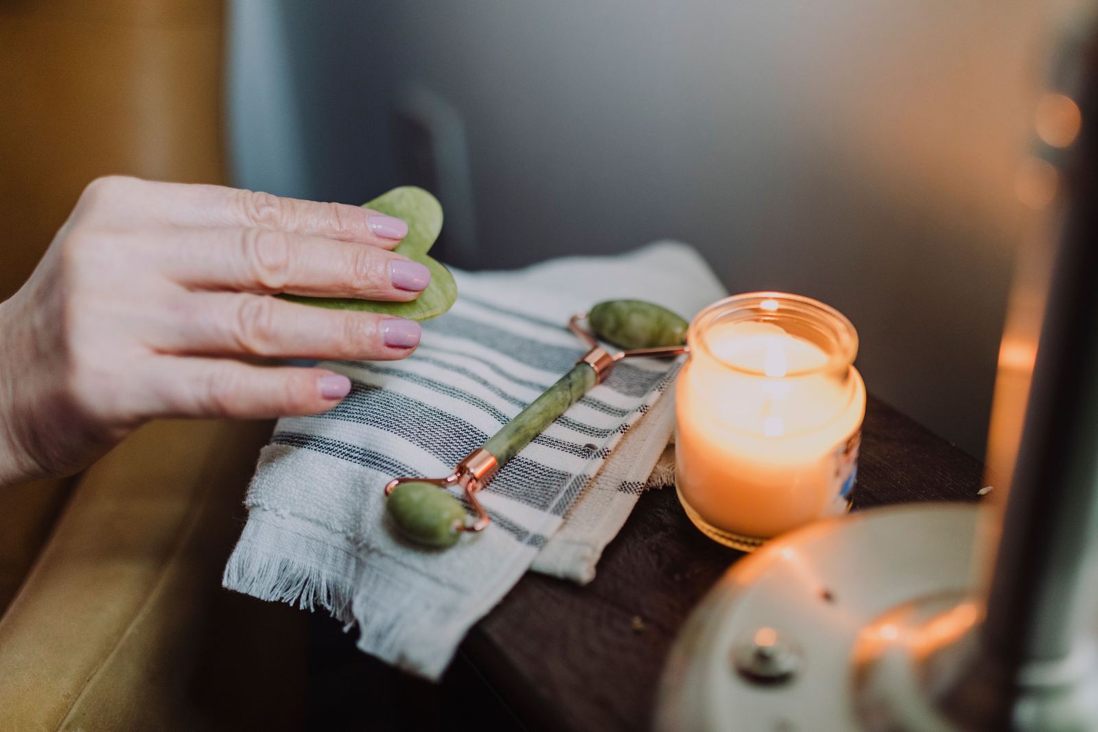 Candela per la cura di sé e strumenti per la cura della pelle come idee regalo di compleanno per lei