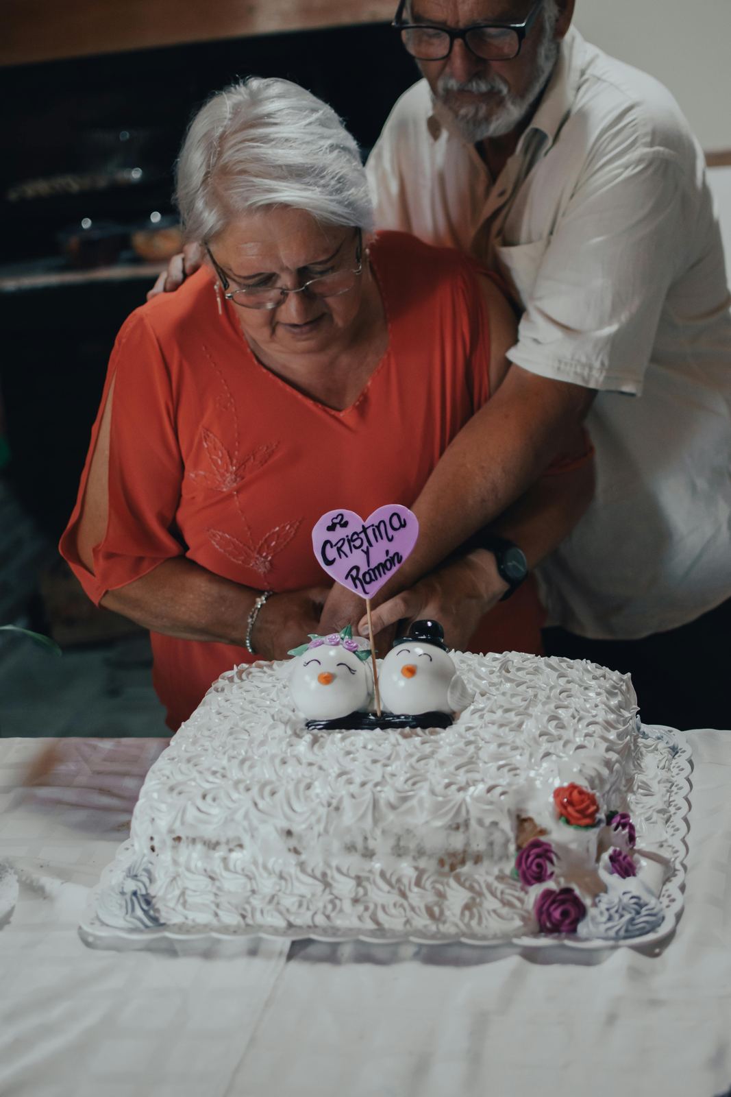 Coppia senior con torta per anniversario di matrimonio