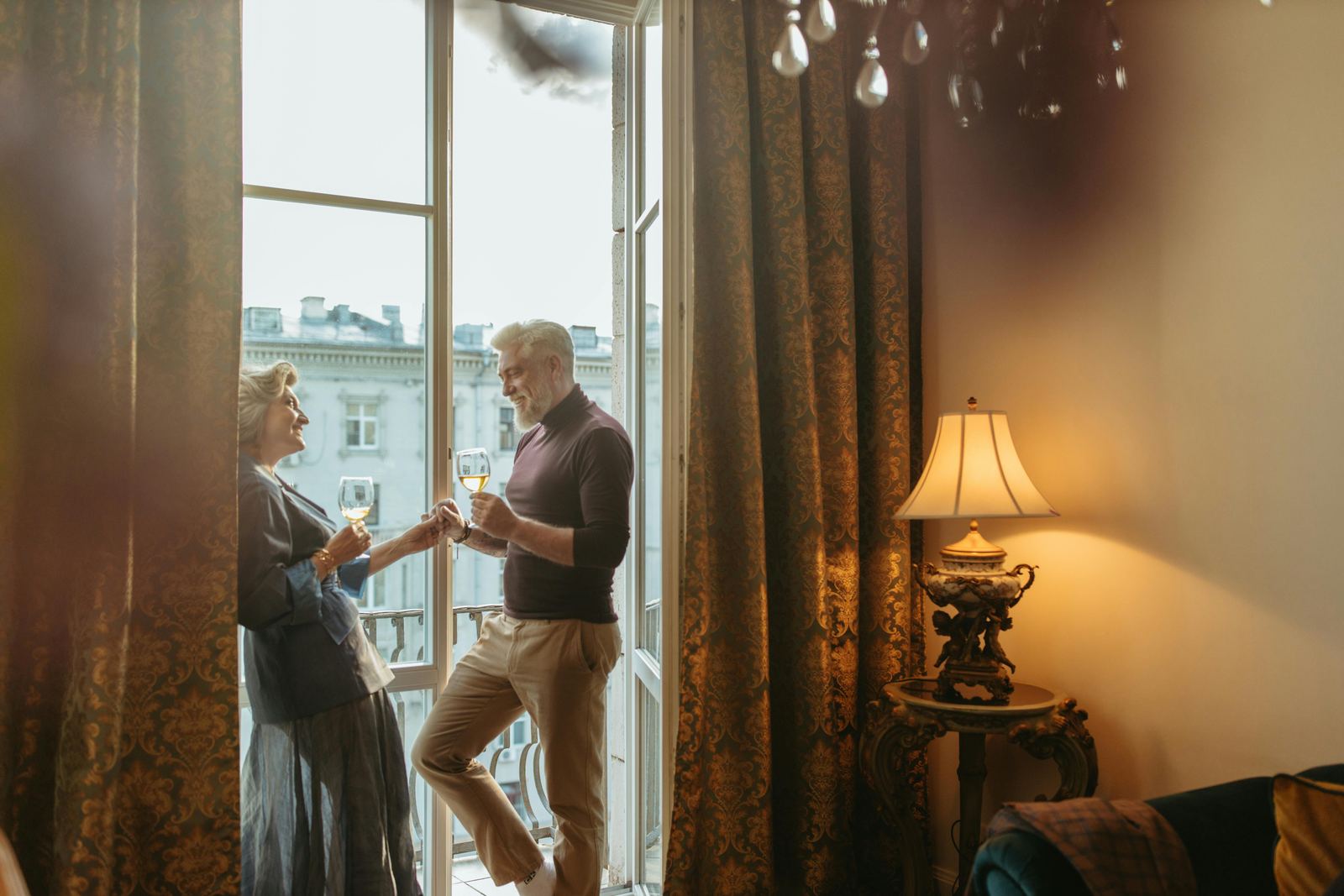 Coppia senior che brinda durante un momento romantico