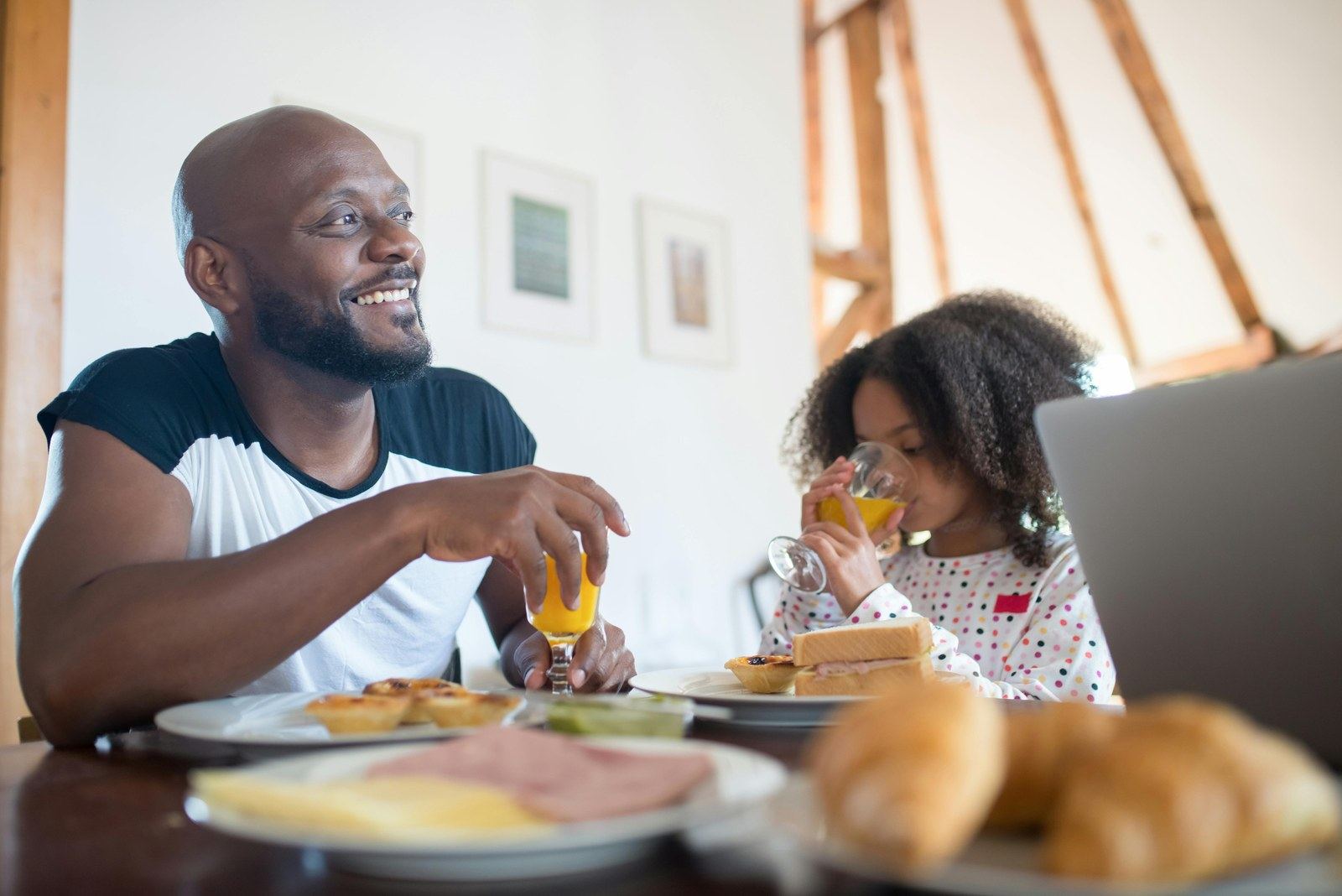 Vater und Kind beim gemeinsamen Frühstück als Last-Minute-Geschenk
