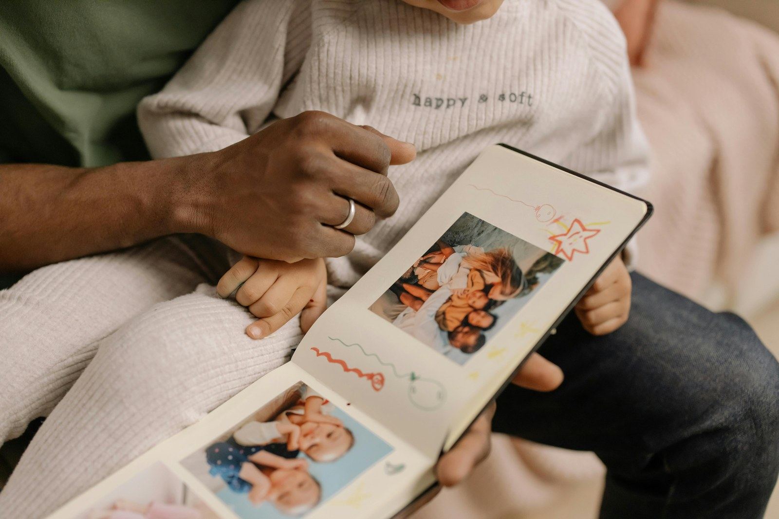 Familienfotoalbum als persönliche Erinnerung zum Vatertag