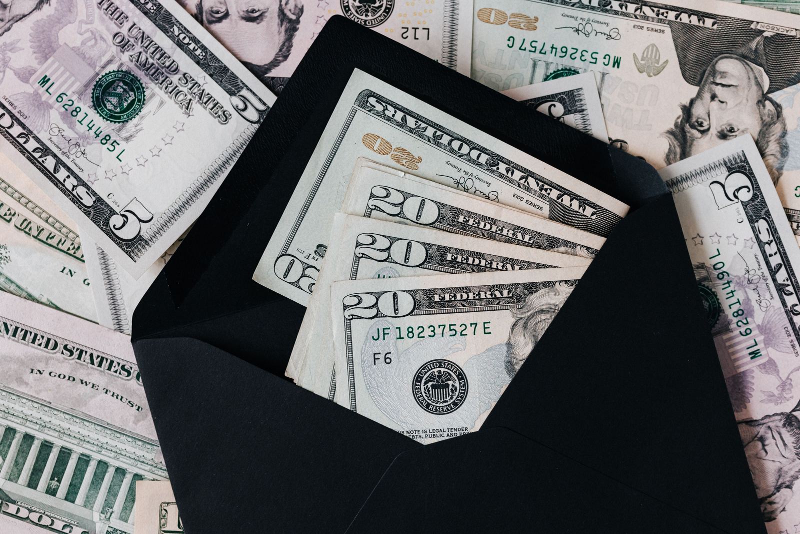 Argent liquide placé dans une enveloppe noire ouverte