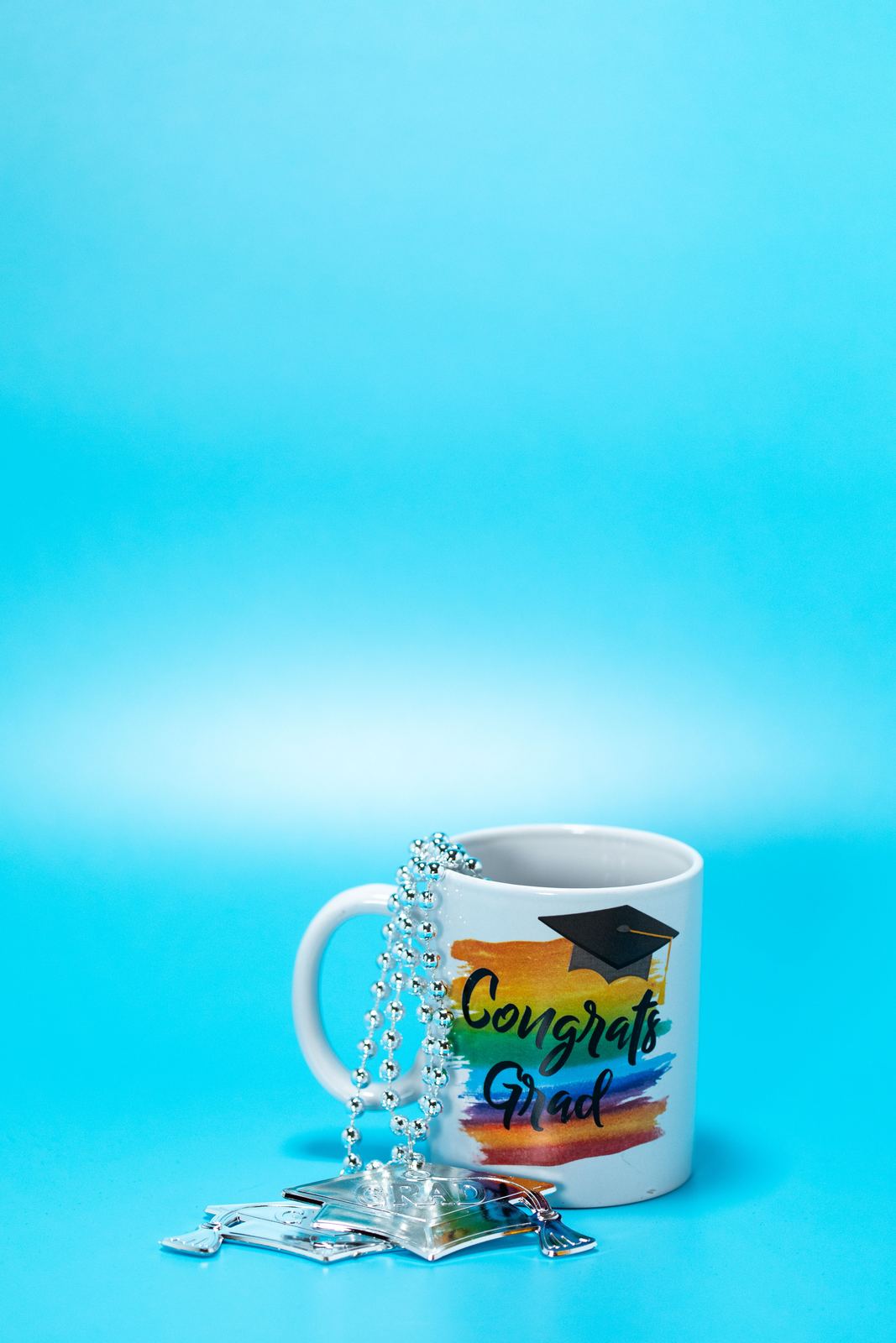 Mug blanc avec un design coloré « Congrats Grad » sur fond bleu