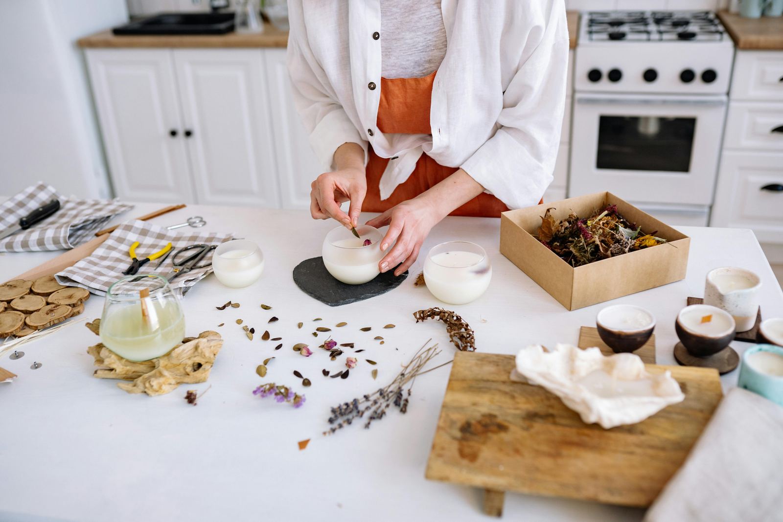 Homemade workshop to make candles with flowers and wax