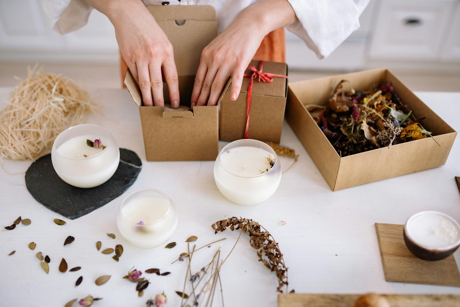 Packaging of handmade candles with kraft box and dried flowers